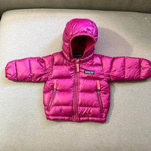Patagonia down jacket for little girl size 3-6 Months.